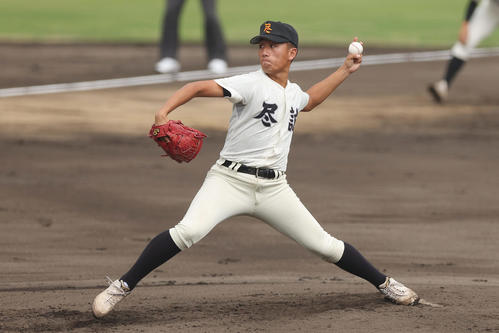山梨学院対尽誠学園　力投する尽誠学園先発の広瀬（2025年9月29日撮影）