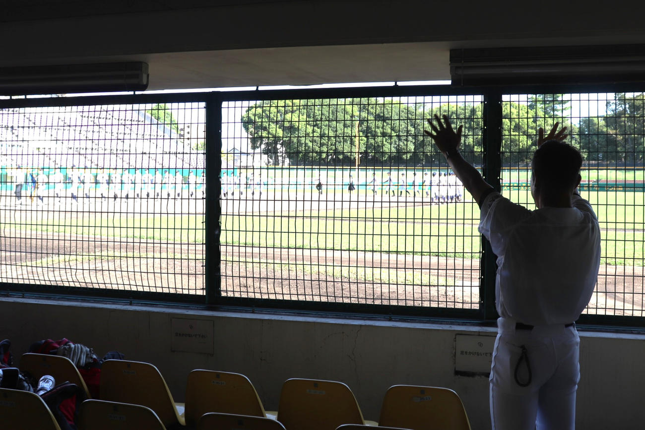 優勝した龍谷大平安ナインに、両手を振って健闘をたたえた同校の具志コーチ（撮影・中島麗）