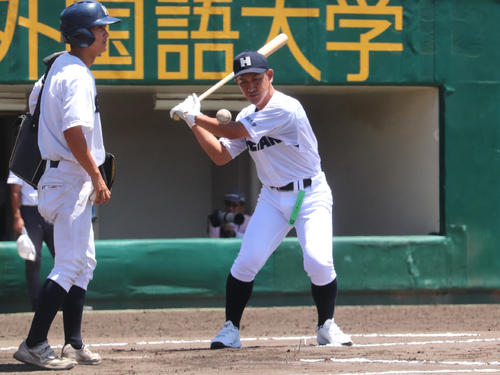 今春、龍谷大平安のコーチに就任した同校OB具志賢三氏（2025年7月20日撮影）