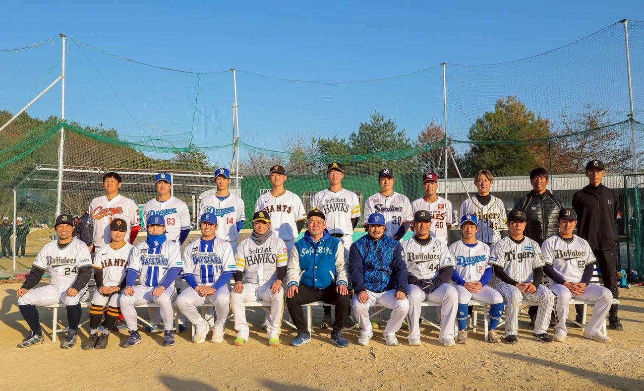亜大OBが中心となって開催された野球教室に集まった教え子、協力してくれた選手たちに囲まれる亜大元監督の生田氏（下段左から6人目）（撮影・青山麻美）
