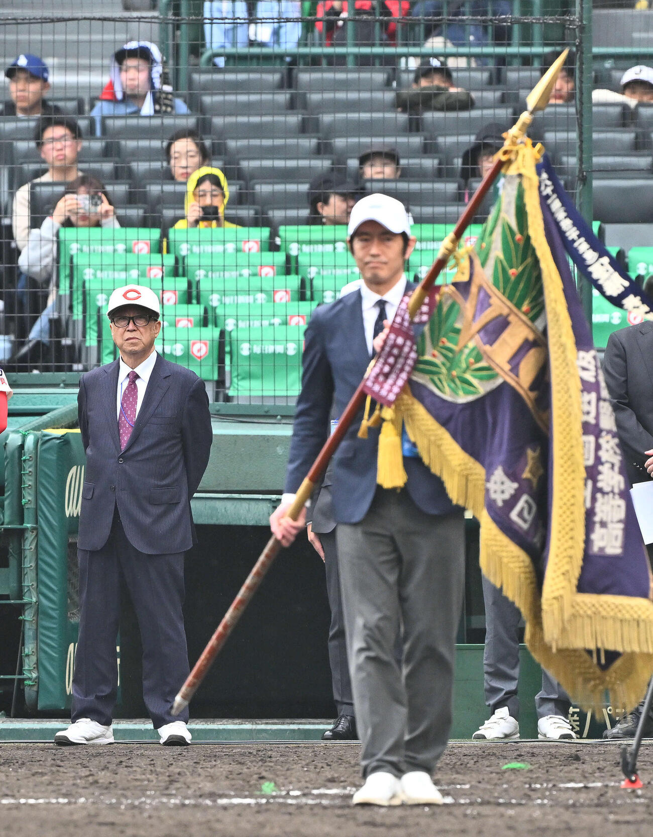 大阪桐蔭対智弁学園　表彰式で優勝旗を見つめる智弁学園・井元部長（後方）（撮影・滝沢徹郎）