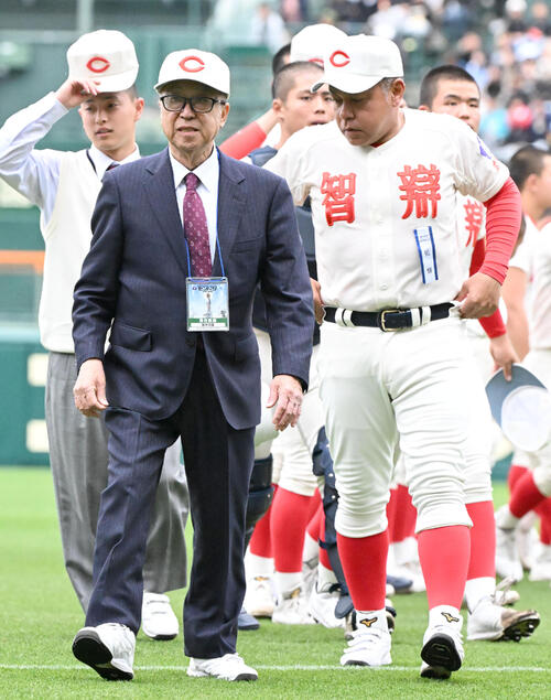 大阪桐蔭対智弁学園　試合前、アルプスにあいさつをしベンチに引き揚げる智弁学園・井元康勝部長（左）、小坂将商監督（撮影・石井愛子）