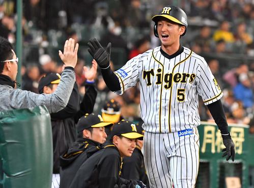 阪神対DeNA　7回裏阪神1死一、三塁、糸井嘉男の右前に適時打で生還しナインと笑顔でハイタッチする近本光司（撮影・上田博志）