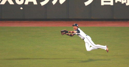 2006年オールスター第2戦 全パ対全セ 4回表1死、中堅への打球に横っ飛びし好捕した新庄剛志(2006・07・23)