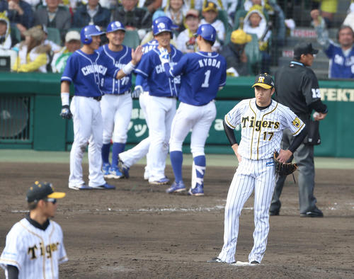 阪神対中日　4回表中日無死満塁、岩貞は京田に右越え満塁本塁打を浴びる（撮影・上山淳一）