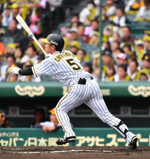 阪神対中日　6回裏阪神無死、右越えにソロ本塁打を放つ近本光司（撮影・上田博志）