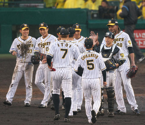 阪神対中日　中日に勝利し笑顔でタッチを交わす阪神ナイン（撮影・上山淳一）
