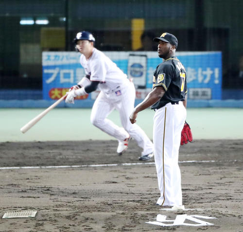 ヤクルト対阪神　1回裏ヤクルト2死一、三塁、ガルシアは村上に右越え3点本塁打を浴びる（撮影・加藤哉）
