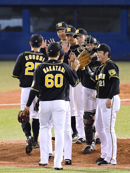 ヤクルト対阪神　ヤクルトに勝利しタッチをかわす岩田（右）ら阪神ナイン（撮影・横山健太）