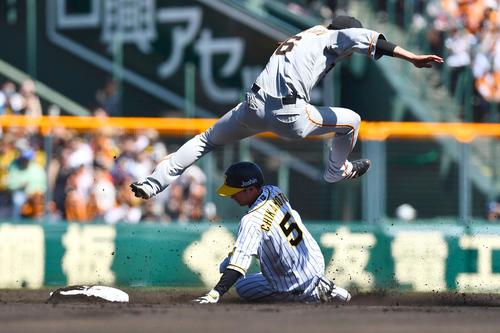 阪神対巨人　1回裏阪神無死、内野安打を放った近本（右）は空いた二塁へ滑り込む（撮影・上田博志）