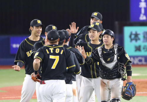 DeNA対阪神　DeNAを下し連敗脱出し喜び合う阪神ナイン（撮影・河野匠）