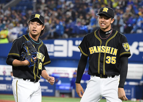 DeNA対阪神 6回から登板した島本浩也(左)と才木浩人(撮影・奥田泰也)