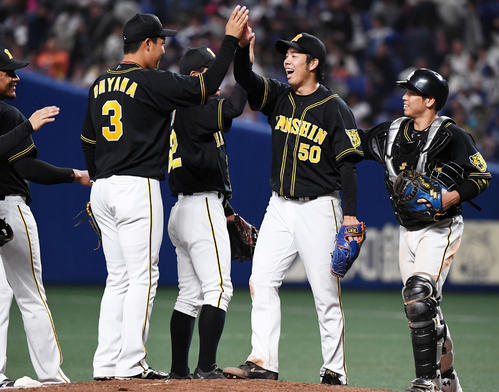 プロ初完封を挙げた青柳（右から2人目）と連勝を祝う阪神ナイン（撮影・奥田泰也）