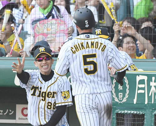 阪神対DeNA　6回裏阪神1死三塁、矢野監督は糸井の左前適時安打で生還した近本（右）を迎える（撮影・奥田泰也）