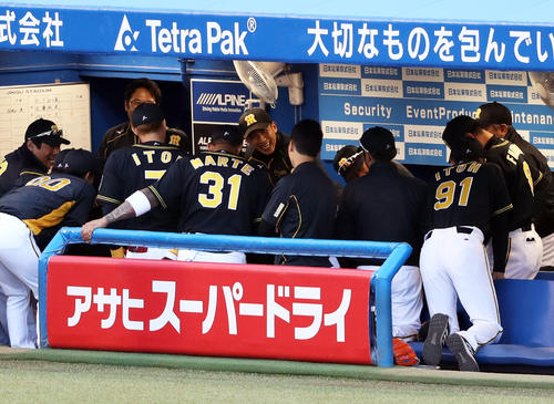 試合前、ベンチの中で円陣を組む阪神の選手たち。後方中央は矢野監督（撮影・狩俣裕三）