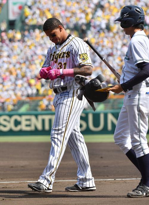 阪神対中日　1回裏阪神2死一、二塁、遊ゴロに倒れるマルテ（撮影・上田博志）