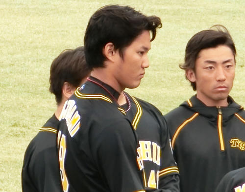 約2カ月ぶりとなる復帰登板を終えた藤浪は、試合後の投手ミーティングで指導を受ける（撮影・奥田隼人）