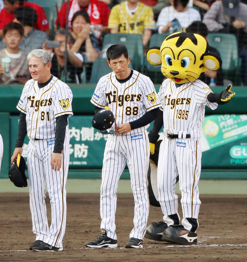 阪神対広島　広島に3連敗し厳しい表情でファンに一礼する矢野監督、左は清水ヘッドコーチ（撮影・加藤哉）