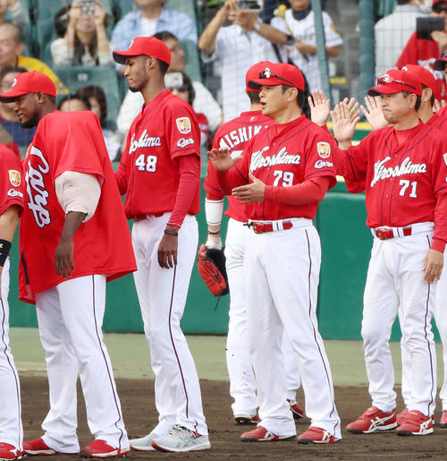 阪神対広島　阪神に3連勝し拍手でナインを迎える緒方監督（撮影・加藤哉）