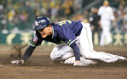 阪神対ヤクルト　8回表ヤクルト1死二塁、宮本丈は三盗を決める（撮影・上山淳一）