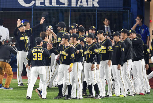 DeNA対阪神　DeNAに勝利しナインをタッチで迎える阪神矢野監督（左）（撮影・横山健太）