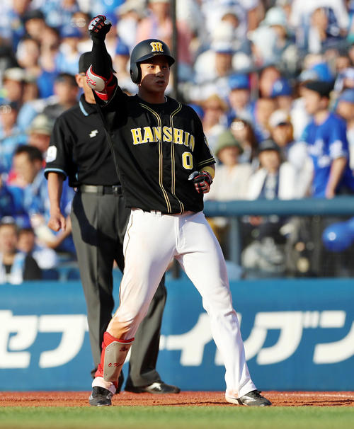 DeNA対阪神 9回表阪神2死二、三塁、木浪は2点適時打を放ちガッツポーズ(撮影・加藤哉)