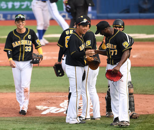 DeNA対阪神　阪神大山（中央）からウイニングボールを受け取るガルシア（右）（撮影・横山健太）