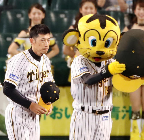 阪神対巨人 巨人に連勝しスタンドへあいさつする矢野監督(撮影・加藤哉)
