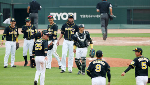 広島対阪神　9回に登板し無失点ピッチングで締めたドリスと笑顔を見せるナインたち（撮影・加藤哉）