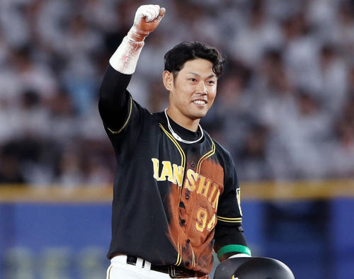 4日、左越え適時二塁打を放ちガッツポーズする原口