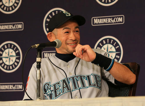 3月21日、引退会見で報道陣の多さに驚くマリナーズ・イチロー氏
