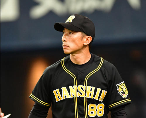オリックス対阪神　8回裏オリックス1死二、三塁、西勇輝の降板を告げる矢野耀大監督（撮影・清水貴仁）