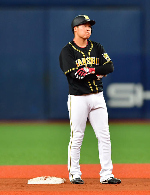 オリックス対阪神　6回表阪神2死一塁、福留孝介の二ゴロでリプレー検証のすえ二塁封殺となる大山悠輔（撮影・清水貴仁）