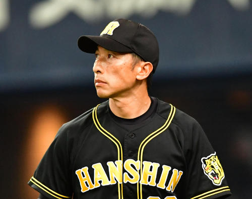 8回裏オリックス1死二、三塁、西の降板を告げる矢野監督（撮影・清水貴仁）