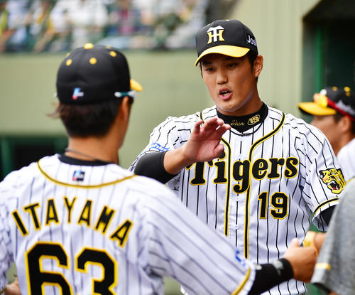 5回を投げ終え野手を出迎える藤浪晋太郎（撮影・清水貴仁）