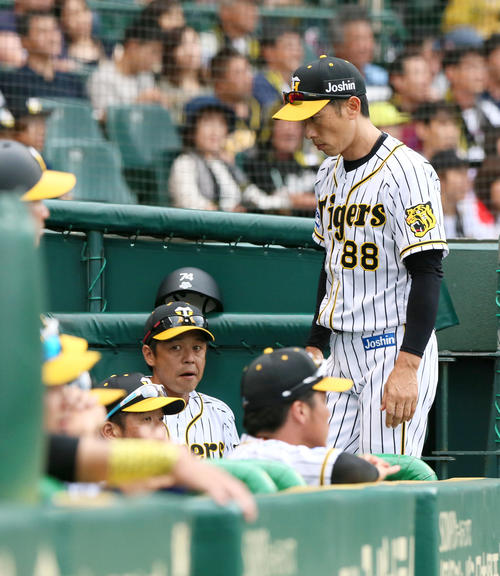 6回表西武1死二、三塁、矢野監督は愛斗の遊内野安打に対し「リクエスト」行使しベンチに戻る（撮影・上山淳一）
