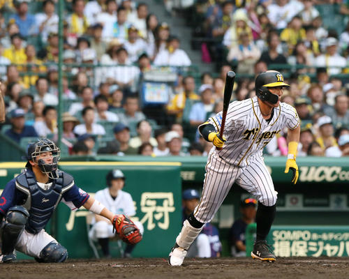 7回裏阪神2死二塁、糸井は右前打を放つ（撮影・上山淳一）