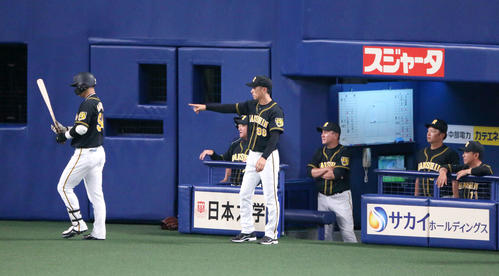 中日対阪神　11回表阪神1死二塁、代打原口（左）を告げる矢野監督（中央）（撮影・上山淳一）