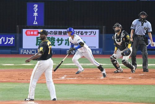 DeNA対阪神　2回裏DeNA2死二塁、大和は右前に勝ち越しの適時打を放つ（撮影・加藤諒）