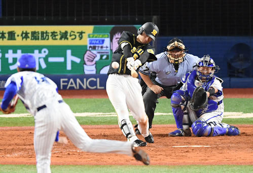 DeNA対阪神　5回表阪神1死、近本は右前安打を放つ（撮影・加藤諒）