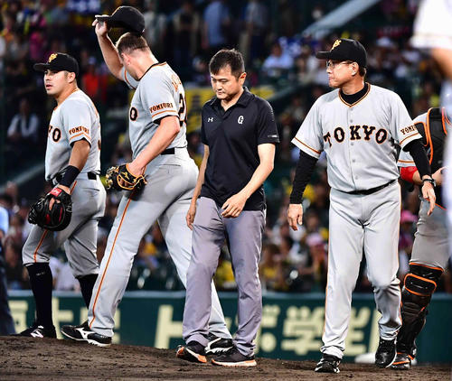 9回裏阪神2死、巨人原監督（右）は5番手で登板したマシソン（左から2人目）を激励する（撮影・小沢裕）