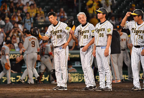 巨人に敗れた矢野監督（左）はファンにあいさつする（撮影・上田博志）