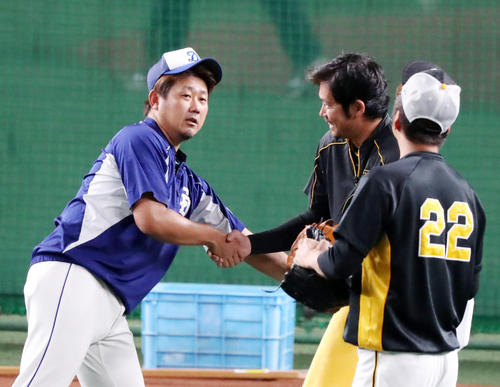 中日対阪神　試合前、岩田（中央）からあいさつされる松坂（左）。右は藤川（撮影・加藤哉）