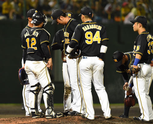 8回裏中日無死一、二塁、福原投手コーチらナインと話す藤川（撮影・森本幸一）