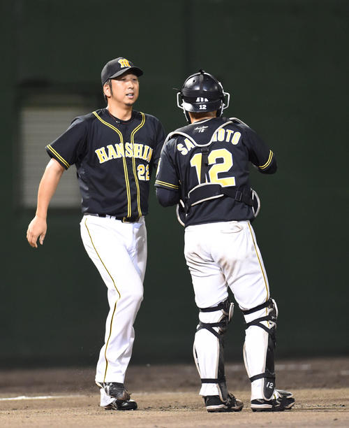 8回裏、マウンドへ向かう阪神3番手の藤川（撮影・森本幸一）