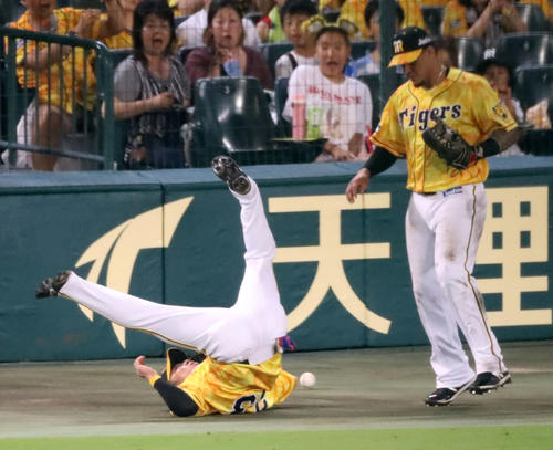 7回表DｅNA無死、糸原はソトの邪飛を追ったが捕球出来ず、右はマルテ（撮影・加藤哉）