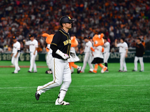 巨人対阪神　9回表阪神2死一塁、最後は原口が右飛に倒れ試合終了となる（撮影・清水貴仁）