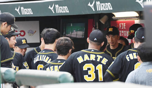 阪神対広島　ベンチ内で円陣を組む矢野燿大監督と阪神の選手（撮影・奥田泰也）＝2019年8月3日、マツダスタジアム