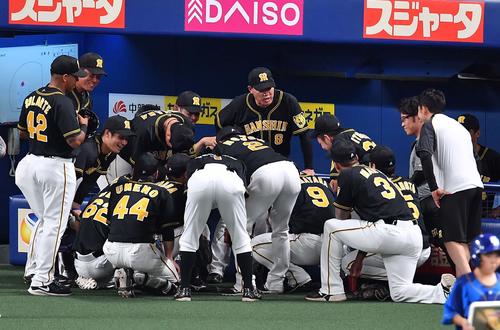 中日対阪神　円陣の中心で話す福留（撮影・上田博志）