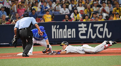 阪神対DeNA　5回裏阪神1死、木浪は右中間への打球で三塁を狙うもタッチアウト（撮影・奥田泰也）